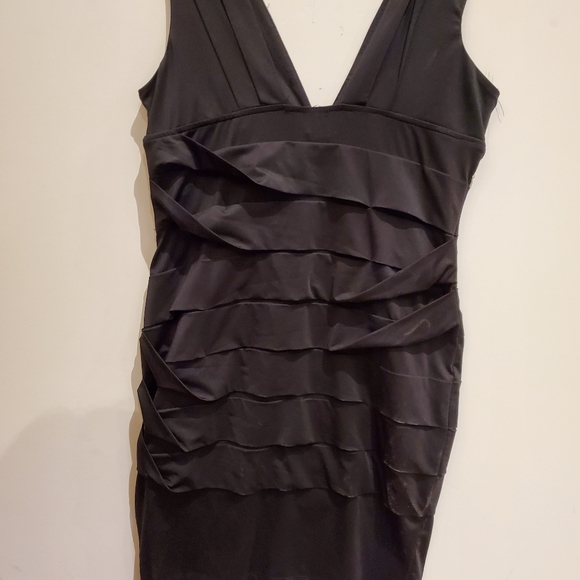 Deep v rushed dress - Picture 3 of 4
